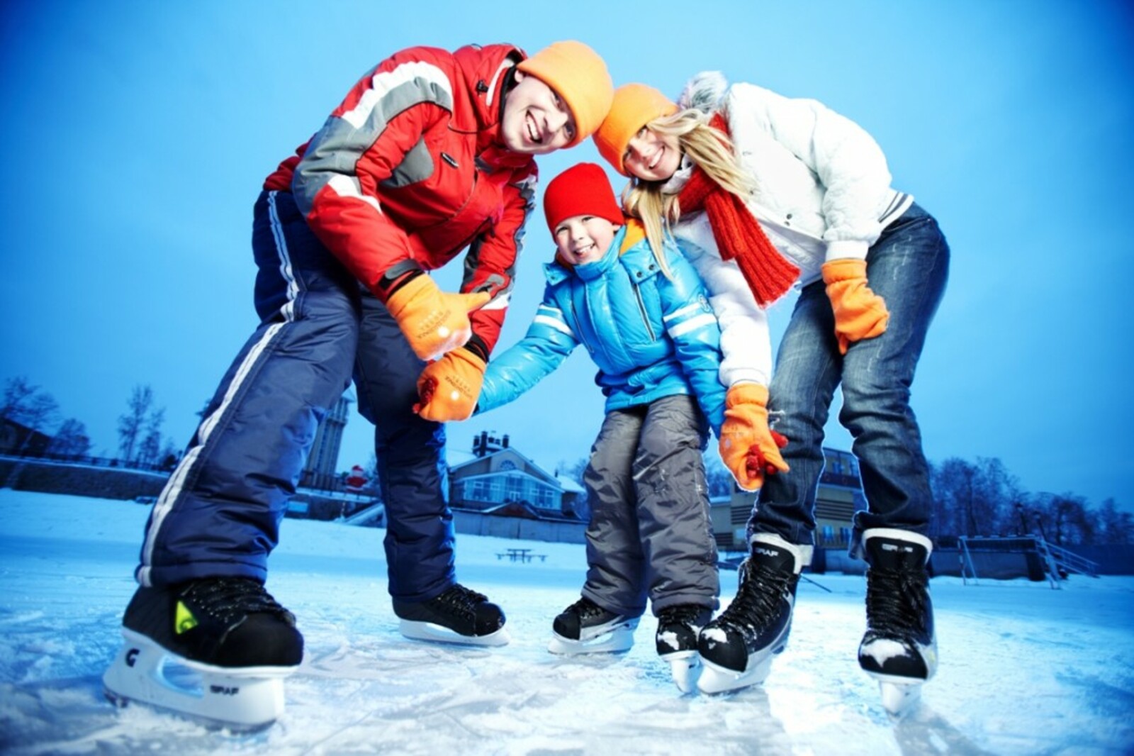 Зимние каникулы родители. Зимние развлечения. Катание на коньках. Зимние развлечения для детей. Развлечения зимой.